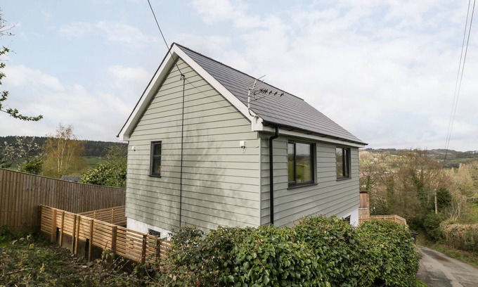 Longhope Cottage | SEVENWOODS VIEW, pet friendly, character holiday cottage in Longhope