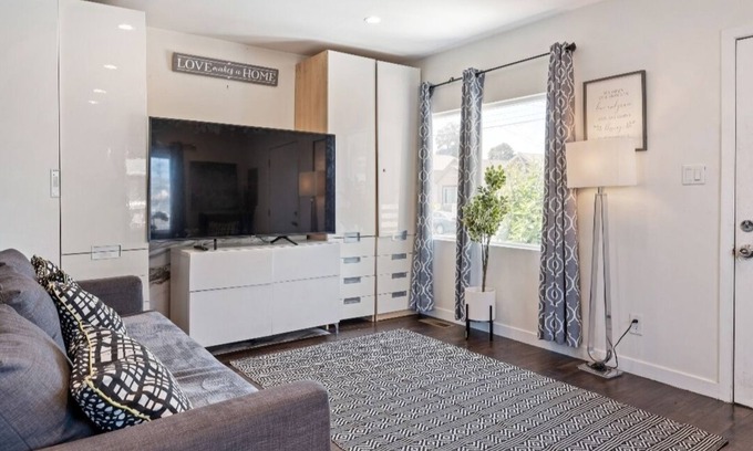 Oakland House | Sf City Ocean View. Free parking inside the compound. 15 min beach Drive