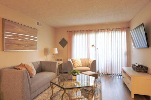 Ivey Ranch - Rancho Del Oro Apartment | Shabby Chic Oceanside King & 2 Queen bed Pool GYM