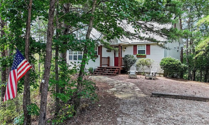 Sylacauga Cottage | Shady Creek Cabin on Lay Lake @ Peckerwood Creek!