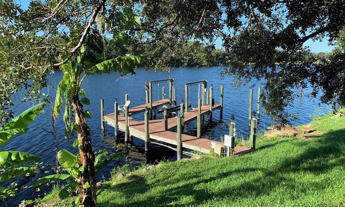 LaBelle House | Shady Oaks River House 4-bedroom with a Dock in enchanting LaBelle