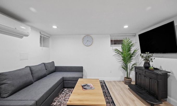 Friendship Apartment | Shadyside/Pittsburgh, Modern & Quiet 1 Bedroom Condo with Free Parking
