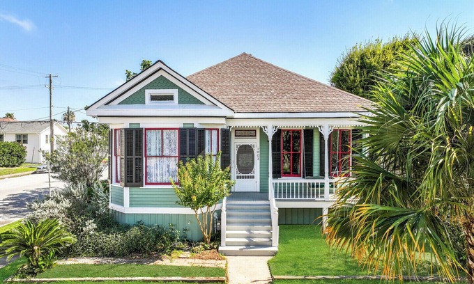 Galveston House | Shamrock Bungalow-Historic East End Home sleep 10 Guests-UTMB,Strand, Beaches