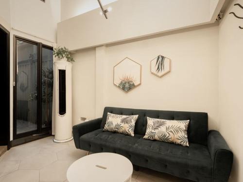 Jing'an Apartment | Shanghai Hills & Gefii Petite Terrace 2 rooms Family Downtown Suite close to Metro Line 2 Jing'an Temple