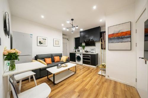 Xuhui Apartment | Shanghai Hills&Well-time Family Homestay Fuxing 3 Bedrooms Near Line 1 Changshu rd and Near Jing'an Temple