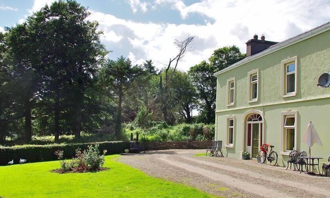 Labasheeda House | Shannon View 3-Bed Farm House with Private Parking