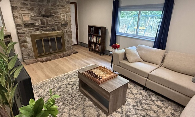 Montville House | Shantok Queen suites walk to Mohegan casino/Wi-Fi