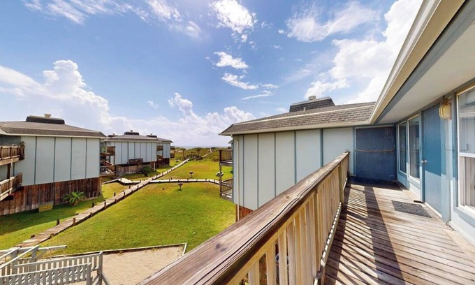 Port Aransas Condo | Shared Heated Pool, Boardwalk to Beach, Golf Cart Access