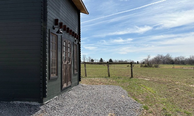 Makanda Cabin | Shawnee Wine Trail Farm Stay
