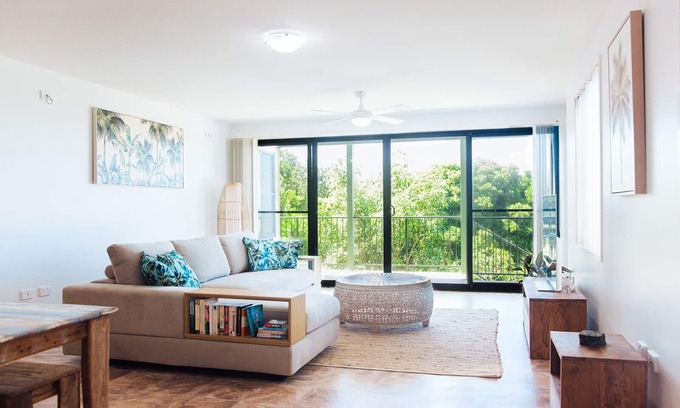 East Ballina Apartment | Shaws Bay Getaway- Ocean View Tropical Oasis