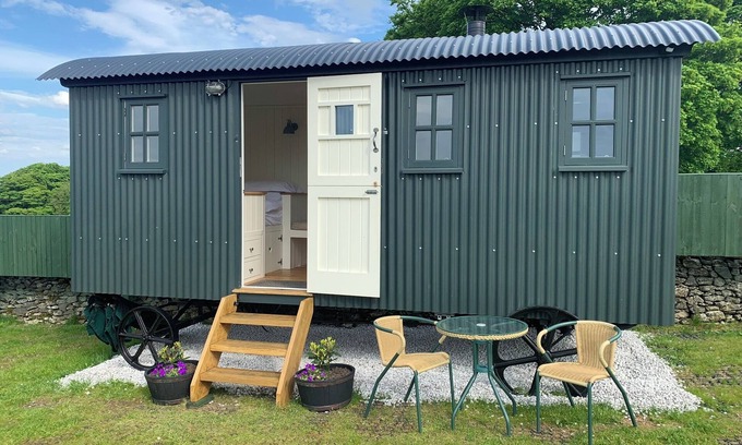 Sheldon Cabin | Sheldon Shepherd's Hut - Cosy Rural Retreat in the Peak District National Park