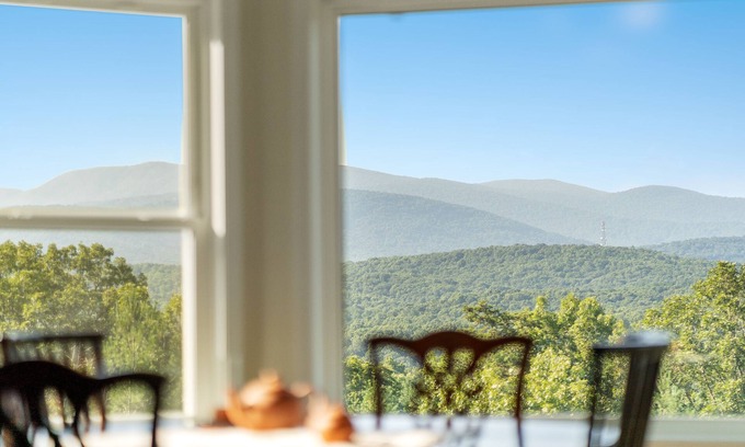 Bentonville House | Shenandoah mountain view home King bed StarLink EV port river access 90 min DC