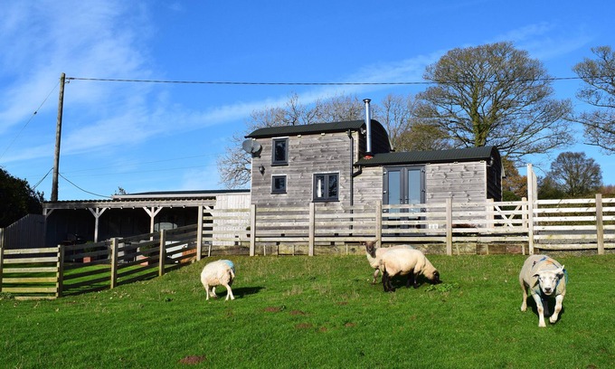 Farden Cottage | SHEPHERDS CABIN AT TITTERSTONE, pet friendly in Clee Hill