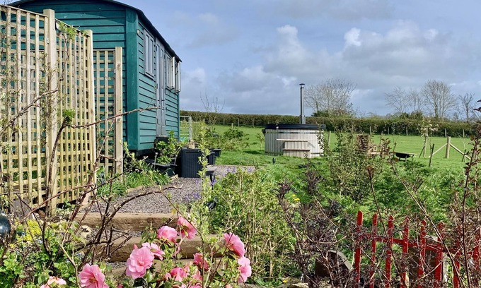 Llanfairpwllgwyngyll Cabin | Shepherds Hut with Hot Tub, North Wales, Anglesey