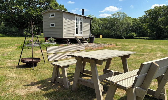 Lickfold Cottage | SHEPHERDS HUT 2, pet friendly, with open fire in Northchapel