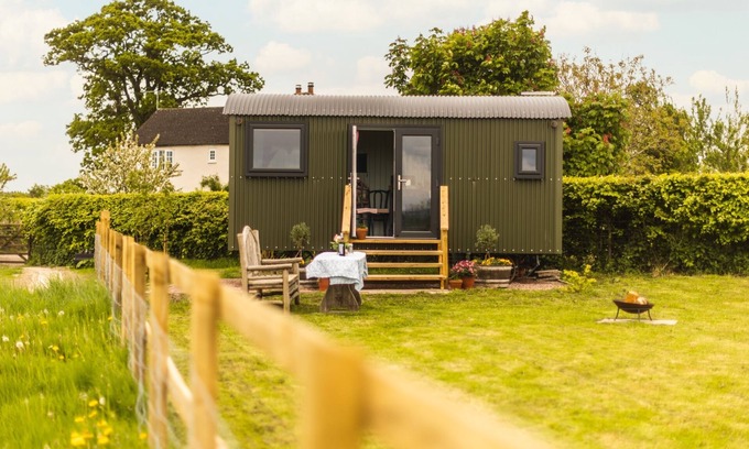 Overton-on-dee Apartment | Shepherds Hut in rural meadow ~ Mulsford Cottage