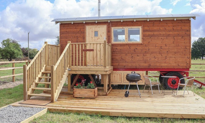 Adlingfleet Cottage | SHEPHERDS HUT, pet friendly, with open fire in Scunthorpe