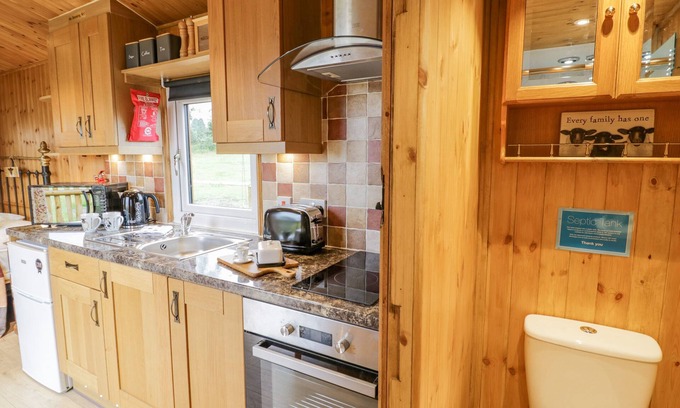 Farlow Cottage | SHEPHERDS RETREAT, pet friendly, with a garden in Cleobury Mortimer