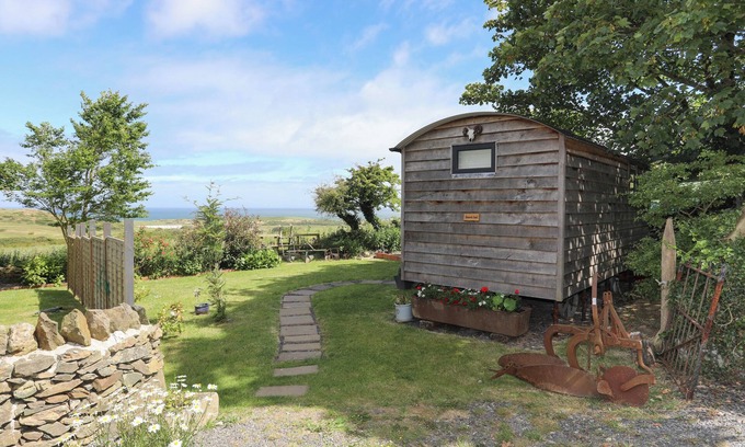 Cylch-Y-Garn Cottage | SHEPHERD’S STONE, romantic, with hot tub in Llanfaethlu