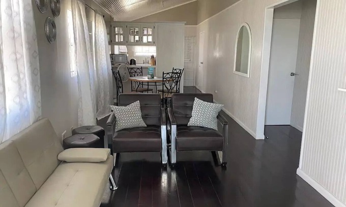 Fitts Village House | Sheridan's PlacenLess than 1 minute walk to the beach