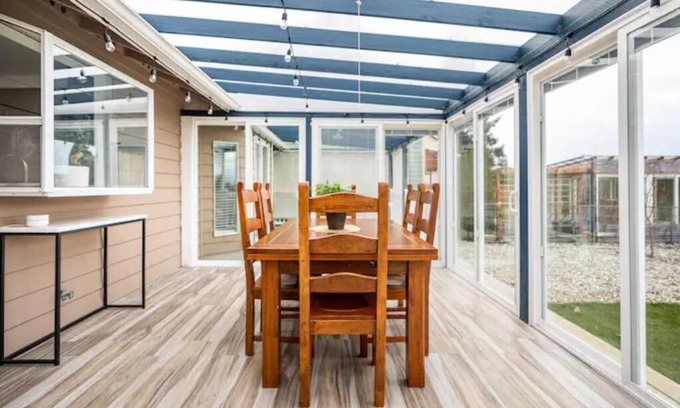 Murphys Corner House | Shiny Rambler House with Spacious Solarium.