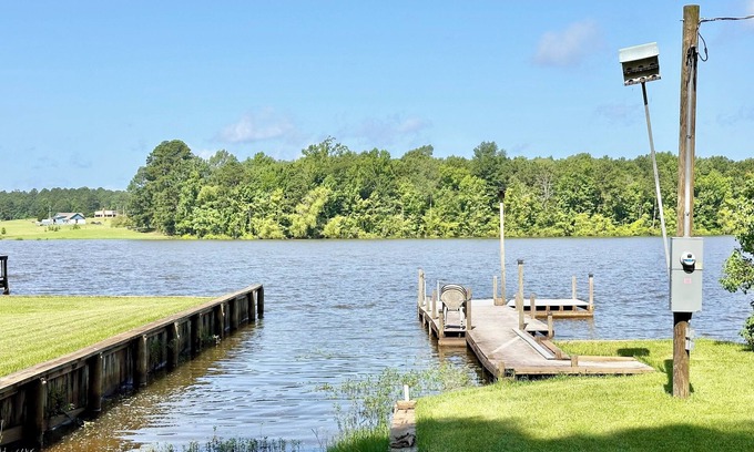 Negreet Cabin | Shirley's Place- Cozy Waterfront Lake Cabin with Dock & Boat Launch.