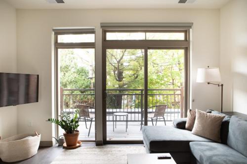 Shorewood Apartment | Shorewood Luxury 1BR Apartment A1 with Gym and Balcony
