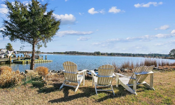 Cambridge House | Short drive to Downtown Cambridge | Private Dock | Guest House | Pool | Hot Tub