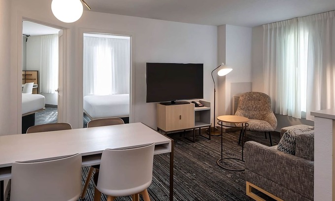 Falls Church Hotel | Short Drive to Washington Monument! Two Relaxing 2BR Suites, Pet-friendly!