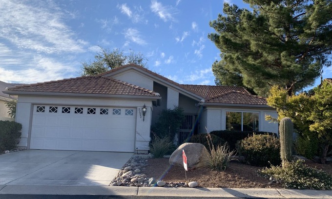 Saddlebrooke House | Short Walk to Activity Center and pool with beautiful yard - pet friendly!