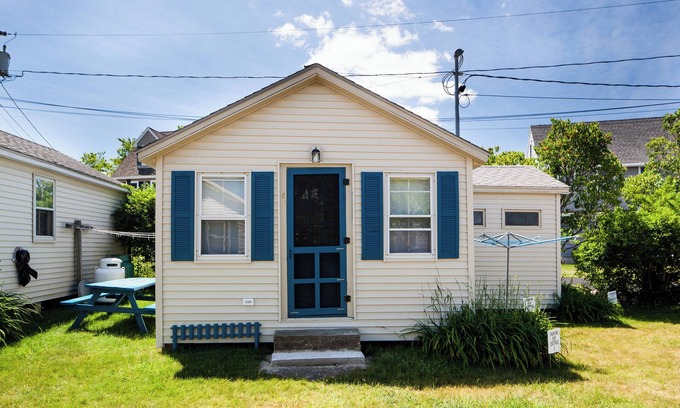 York Beach Cottage | Short walk to Short Sands and Long Sands Beaches! Affordable vacation in York!