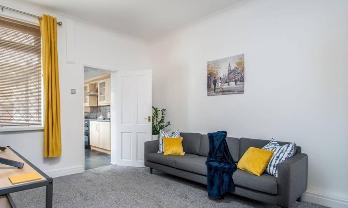 Goole House | Sicily House by Lavender Stays Free WiFi, 6 Guests