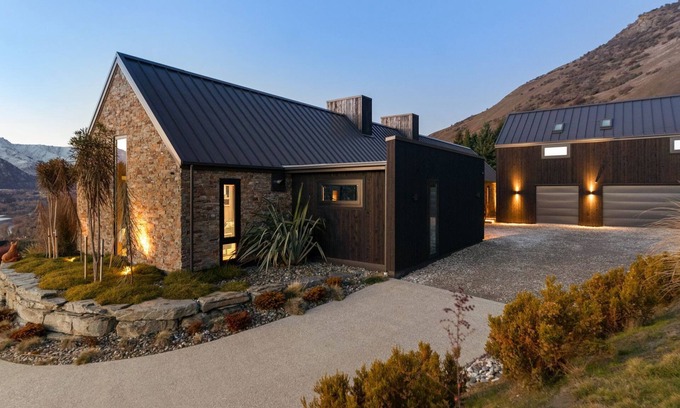 Lake Hayes House | Sicilian Luxury Retreat 2 | Alfresco Dining | Close to Wineries