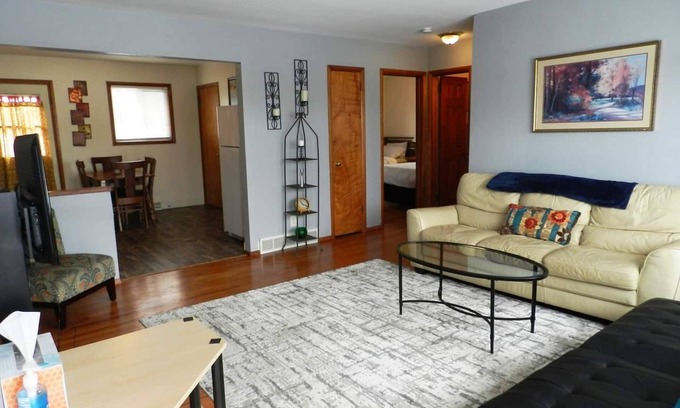 Monona House | Side B-Cute and Comfortable Home near Waterfront