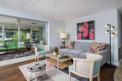 Gulf Gate Estates House | Siesta Sol Art Bungalow- 2 miles to Siesta Key!