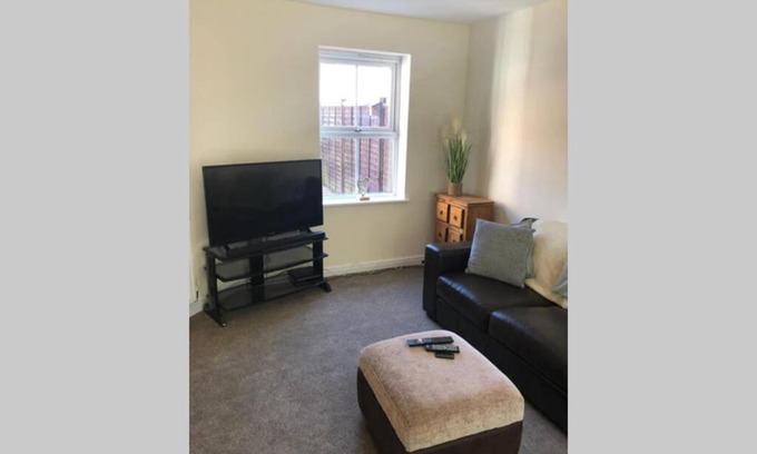 Ashby-de-la-Zouch Villa | Silver Stag, High-end, Modern 3 double bedroom with parking