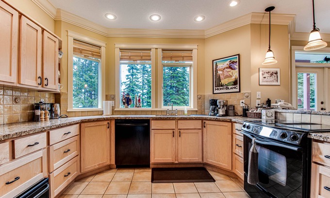 Silver Star Mountain Ski Chalet | Silver Star Vacation Home. Executive Luxury Chalet.Hottub gazebo.Best ski-in/out