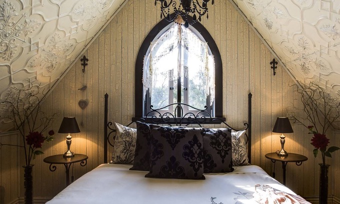 Rye House | Silverleaf Cottage - a romantic getaway for two