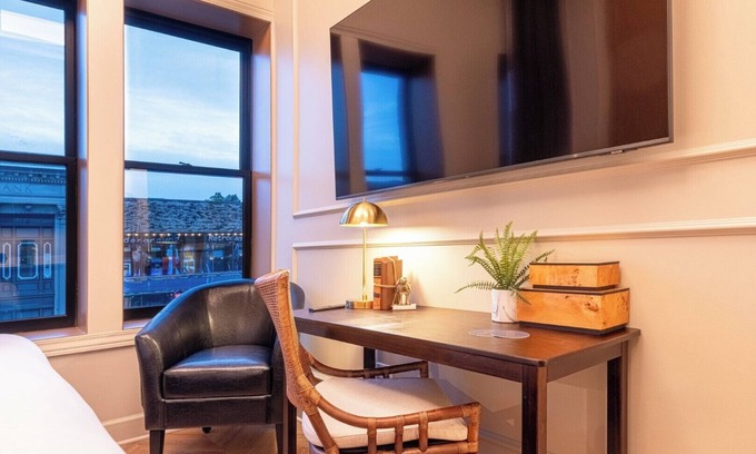 West Dundee Hotel | Sinclair Suites