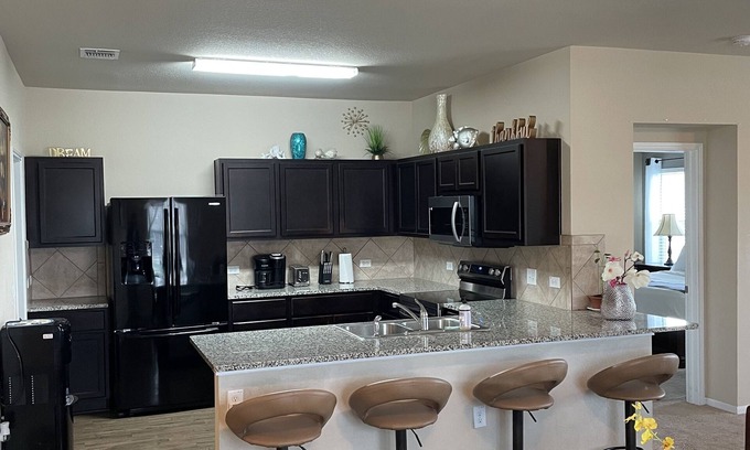 Pflugerville House | Single home with 5 bedrooms sleep 10 at a corner lot, fully garage to use