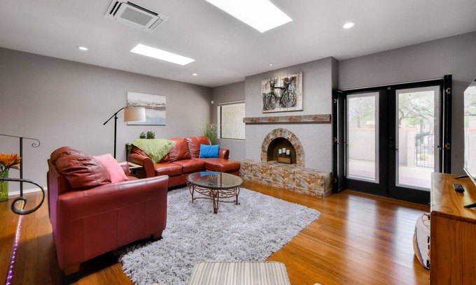 Tucson House | Single-Level Oasis w/Mountain Views, Fast WiFi, Washer/Dryer, & Shared Pools