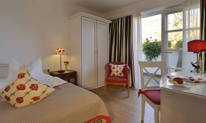 Erpfingen Apartment | Single room Pfaffenberg with balcony, 18 sqm, bathroom with shower