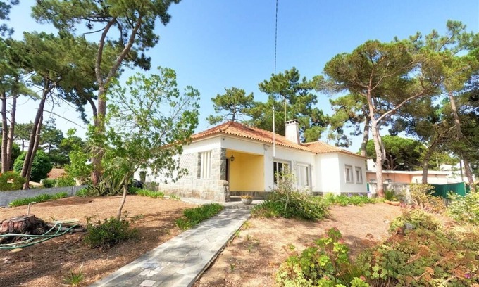 Banzao House | Sintra, V4 house with big garden in Colares, Sintra
