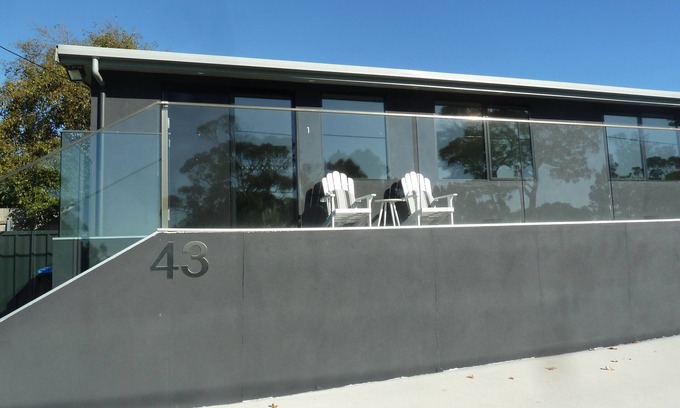 Bridport Apartment | Situated across the road from the beach