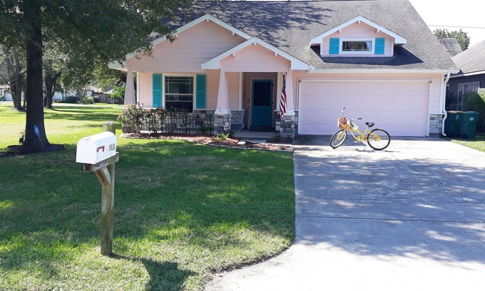 El Lago House | Situated near NASA and Kemah Boardwalk, you can enjoy your own PRIVATE BEACH