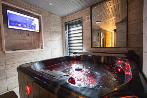 Hillrise Apartment | Sizzling London Studio with Jacuzzi & Private Bath