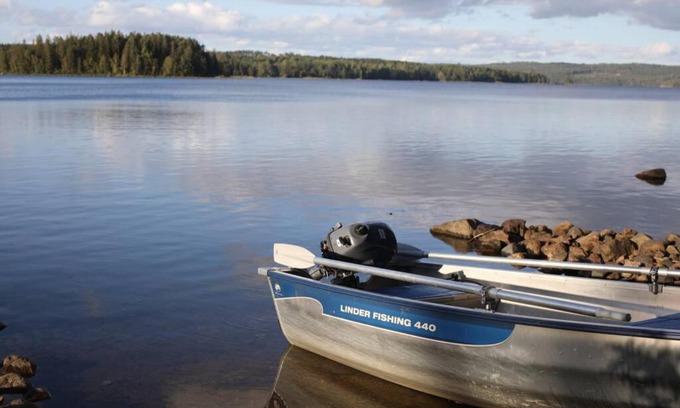 Ramkvilla Villa | Sjönära stuga med båt och bastu