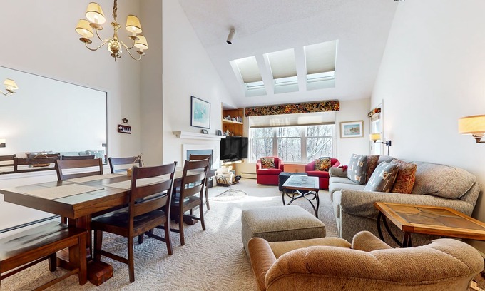 Ludlow Condo | Ski-in/out condo with fireplace & on-site pool/hot tub/tennis