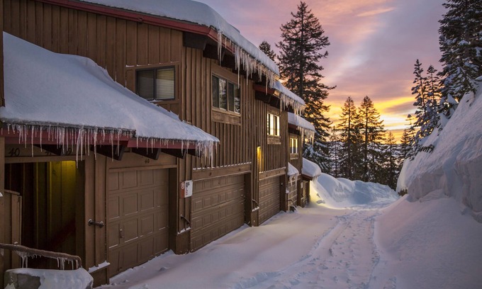 Mammoth Lakes Condo | SKI IN/OUT On the Mtn. above Cyn Ldge, Slps 8, Dlx