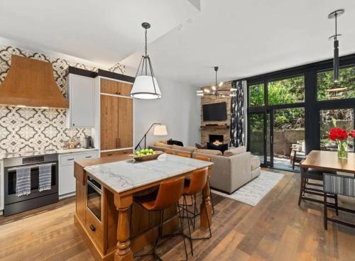Aspen Apartment | Ski In Ski Out 3 Bed Condo with Private Patio
